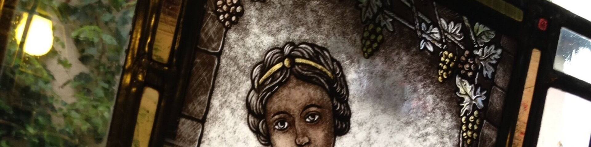 Once you find out this is the town where the oldest wine festival in Germany takes place, the stained glass window becomes self explanatory. (By http://www.glasmalerei-eckstein.de/).