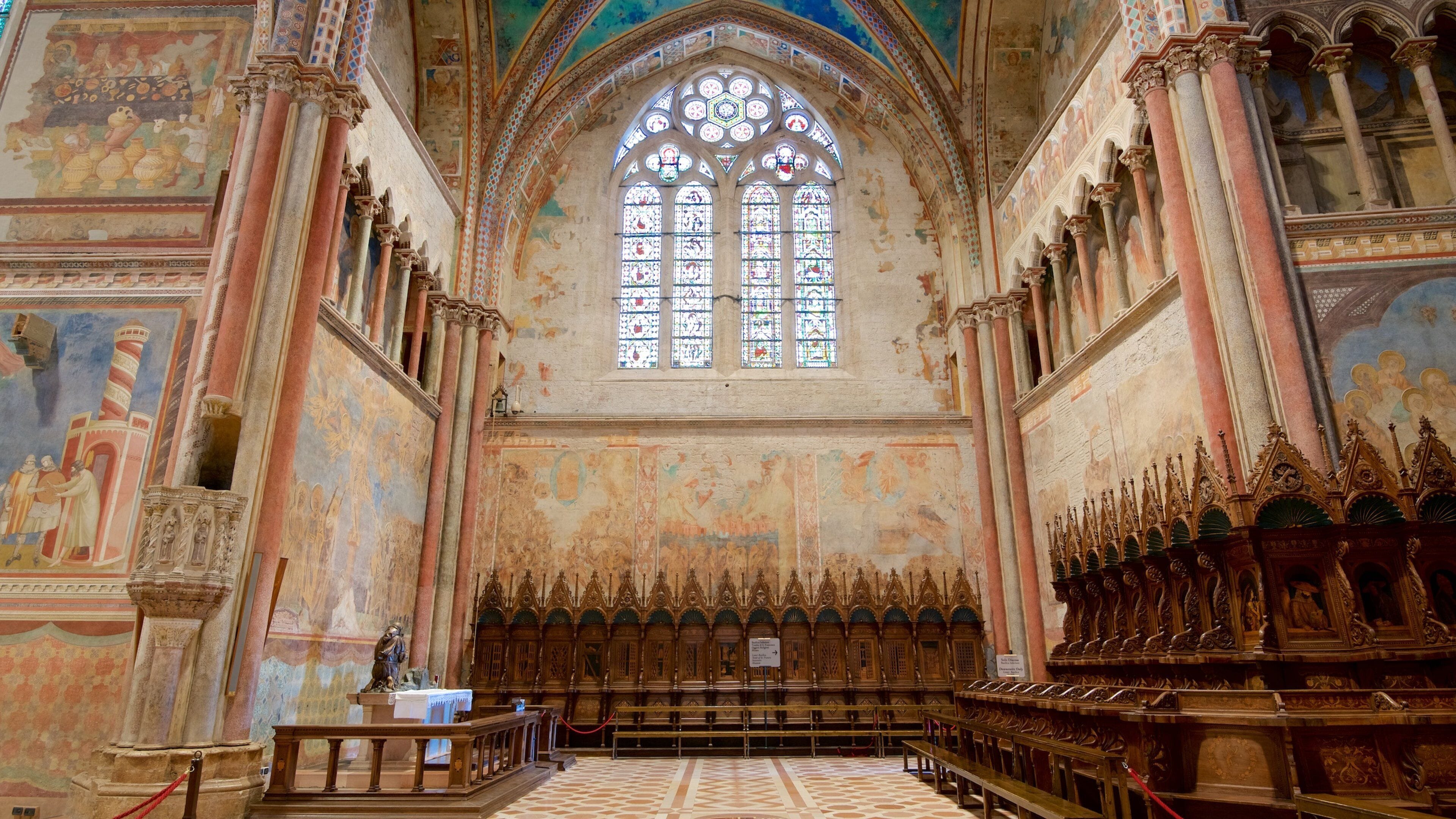 Basílica Papal de São Francisco de Assis caracterizando vistas internas, elementos religiosos e uma igreja ou catedral