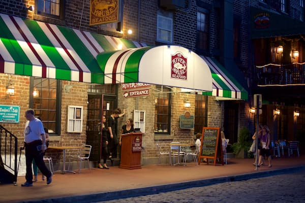 River Street welches beinhaltet Nachtleben, Essen im Freien und bei Nacht