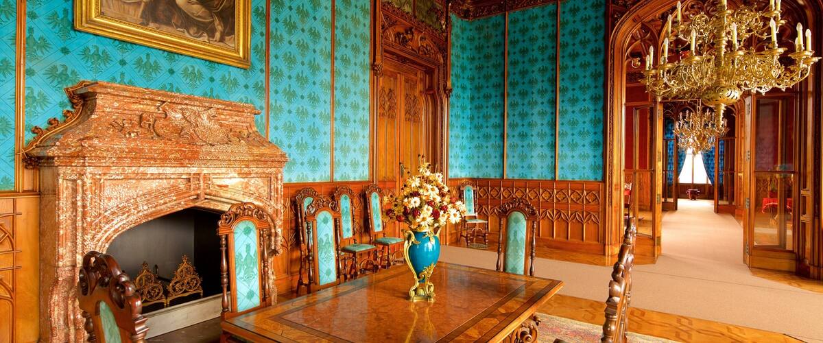 Lednice Liechtensteins slott som visar interiörer och ett slott