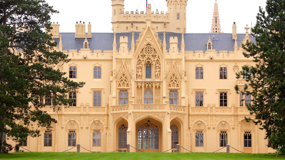 Lednice Castle mettant en vedette patrimoine architectural, patrimoine historique et chĂąteau