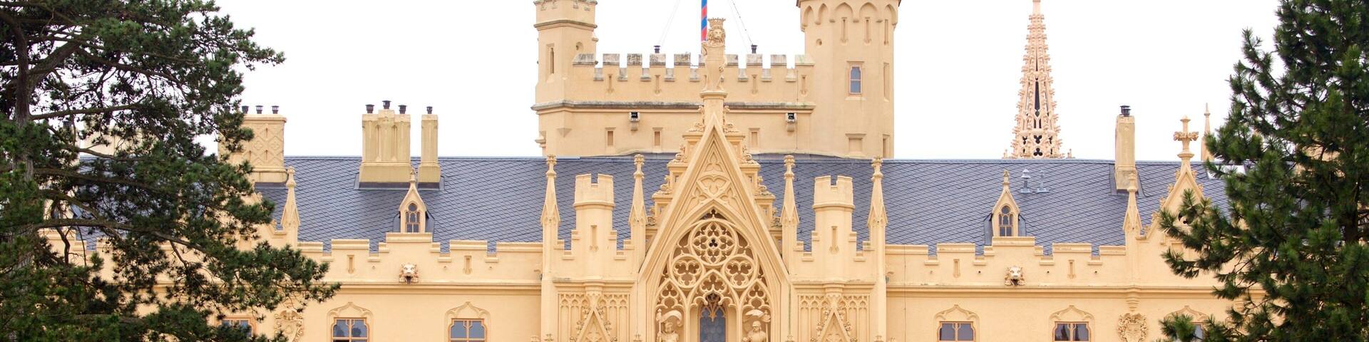 Schloss Lednice mit einem Geschichtliches, historische Architektur und Palast oder Schloss