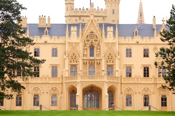 Schloss Lednice mit einem Geschichtliches, historische Architektur und Palast oder Schloss