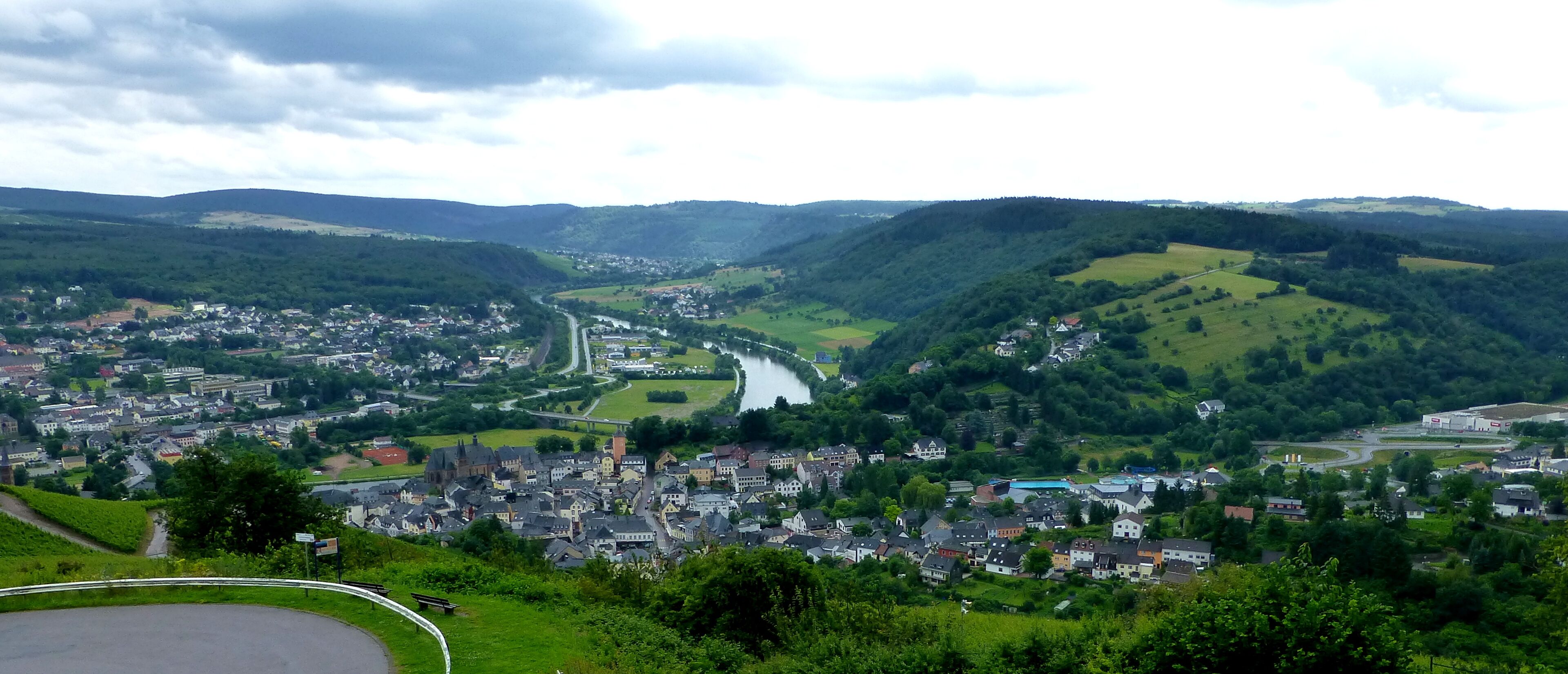 Saarburg – Blick vom Warsberg ins Saartal bis Serrig
