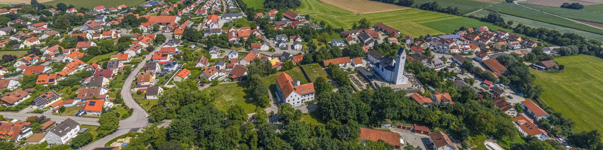 Sommerlicher Ausblick auf Bergkirchen nahe Dachau in der Metropolregion München