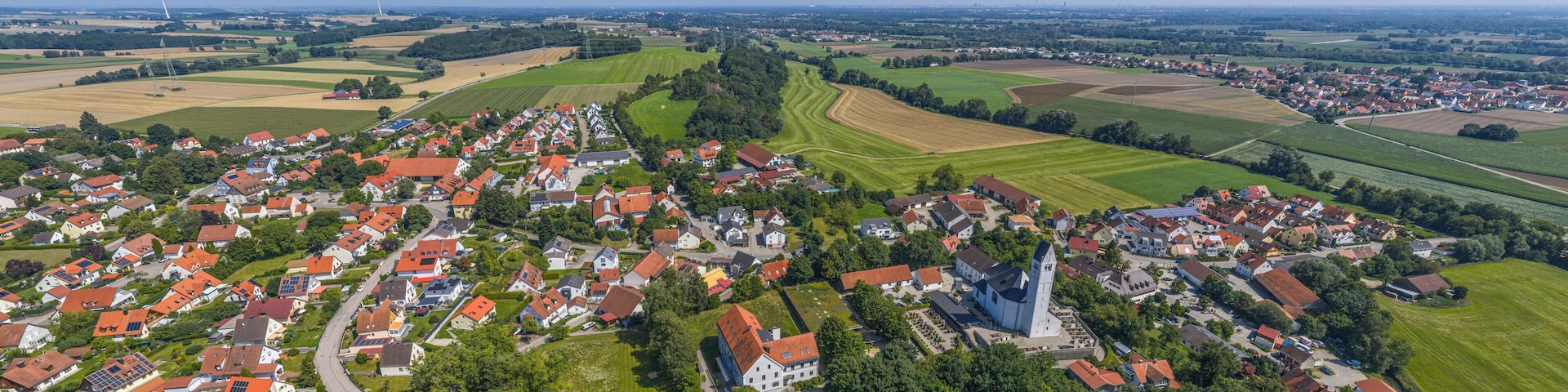Sommerlicher Ausblick auf Bergkirchen nahe Dachau in der Metropolregion München