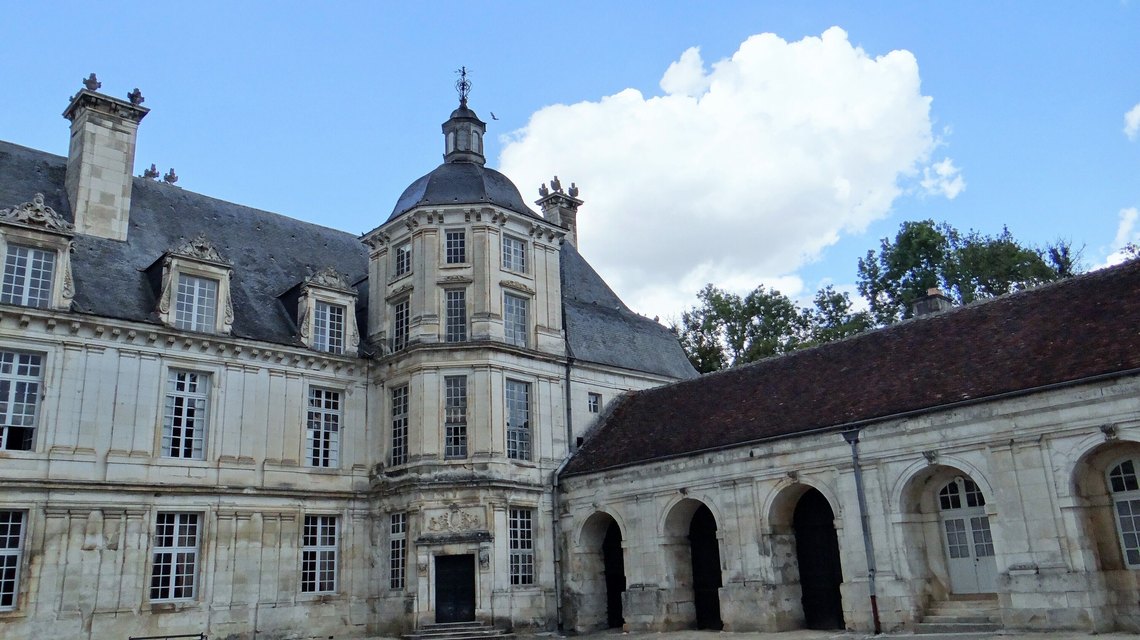 This building is indexed in the Base Mérimée, a database of architectural heritage maintained by the French Ministry of Culture, under the reference PA00113895 .