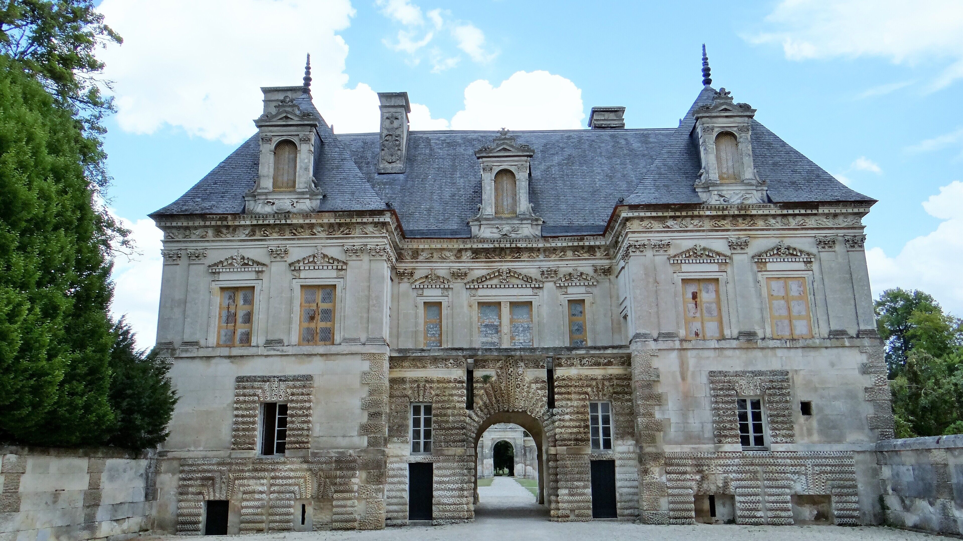 This building is indexed in the Base Mérimée, a database of architectural heritage maintained by the French Ministry of Culture, under the reference PA00113895 .