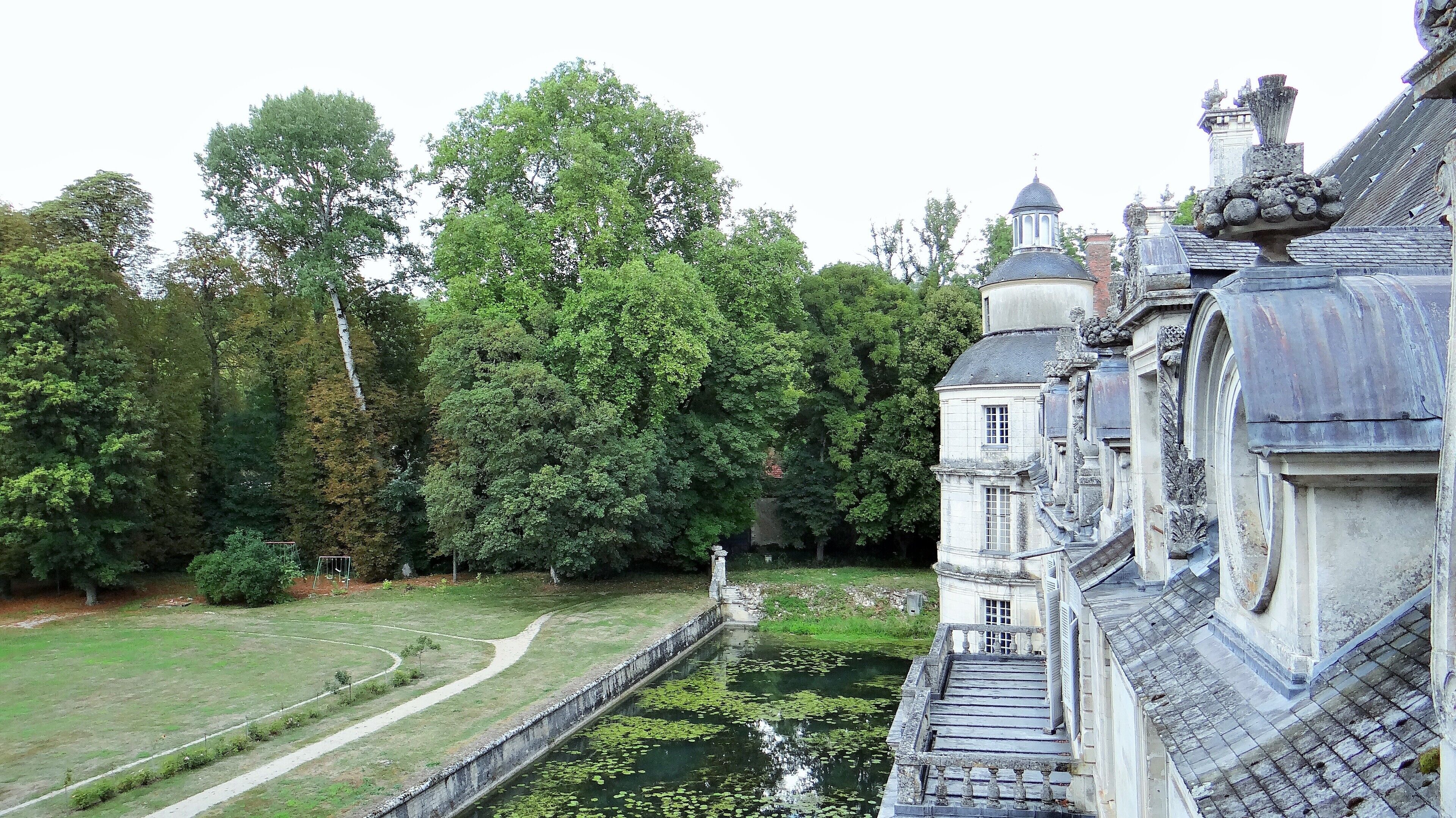 This building is indexed in the Base Mérimée, a database of architectural heritage maintained by the French Ministry of Culture, under the reference PA00113895 .