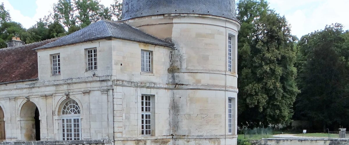 This building is indexed in the Base Mérimée, a database of architectural heritage maintained by the French Ministry of Culture, under the reference PA00113895 .