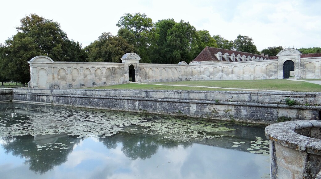 This building is indexed in the Base Mérimée, a database of architectural heritage maintained by the French Ministry of Culture, under the reference PA00113895 .