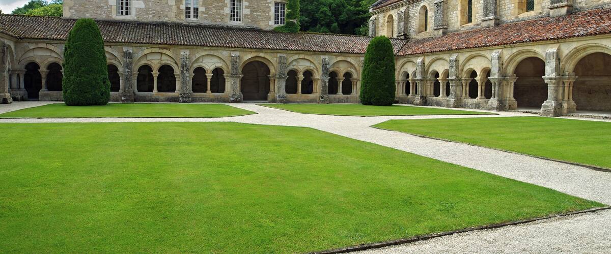 L'abbaye de Fontenay. Le cloître. Le cloître est une galerie couverte. C'est presque d'un carré, 36 x 38 m. La galerie la plus importante est celle qui mène de l'église abbatiale à la salle capitulaire. On aperçoit la maison des abbés "Commendataires". Autrefois, se trouvait à cet endroit le bâtiment des frères convers, ouvriers agricoles illettrés, exploités par les moines. Les moines, souvent issus de la noblesse, ne se "mélangeaient" pas aux convers. Les frères convers assistaient aux offices séparés des religieux.