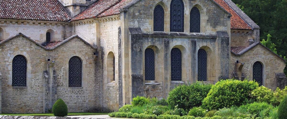 L'abbaye de Fontenay. Le chevet de l'église abbatiale.