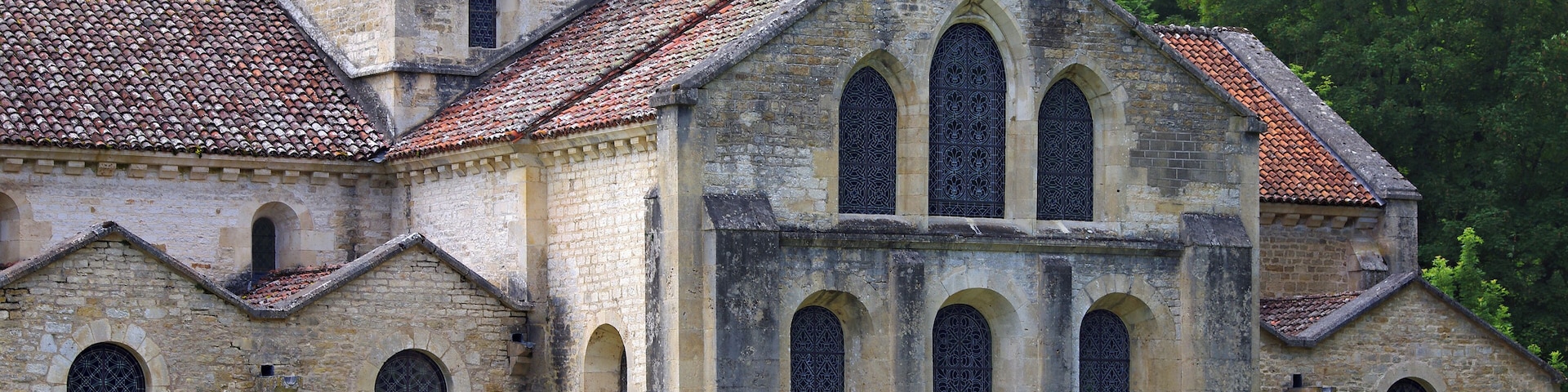 L'abbaye de Fontenay. Le chevet de l'église abbatiale.