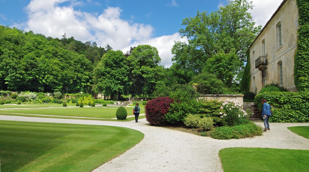 L'abbaye de Fontenay. Le jardin des simples et l'infirmerie Ă droite (XVIIĂšme).