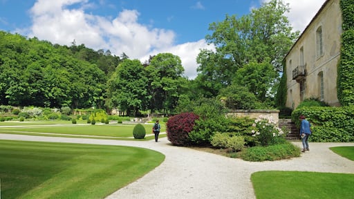 L'abbaye de Fontenay. Le jardin des simples et l'infirmerie à droite (XVIIème).