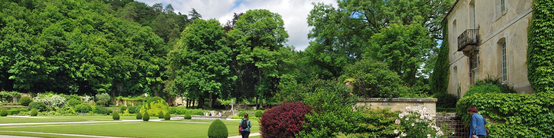 L'abbaye de Fontenay. Le jardin des simples et l'infirmerie à droite (XVIIème).