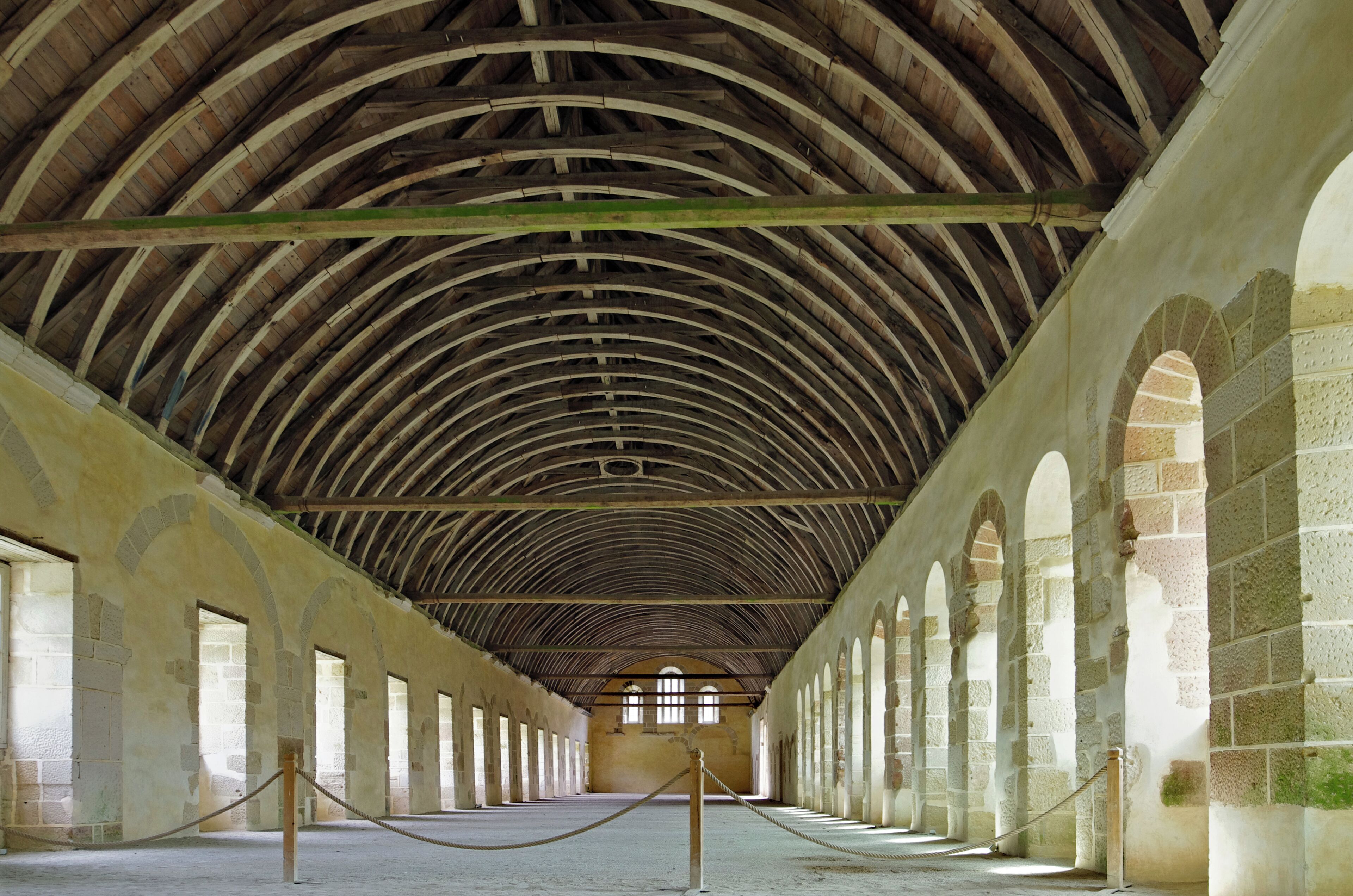 L'abbaye de Fontenay. Le dortoir à l'étage du bâtiment conventuel. Dans le transept-sud de l’église un escalier permet d’accéder au dortoir des moines. Les moines dormaient sur des paillasses à même le sol. Les paillasses étaient séparées par des cloisons. La charpente du dortoir date de 1159.
