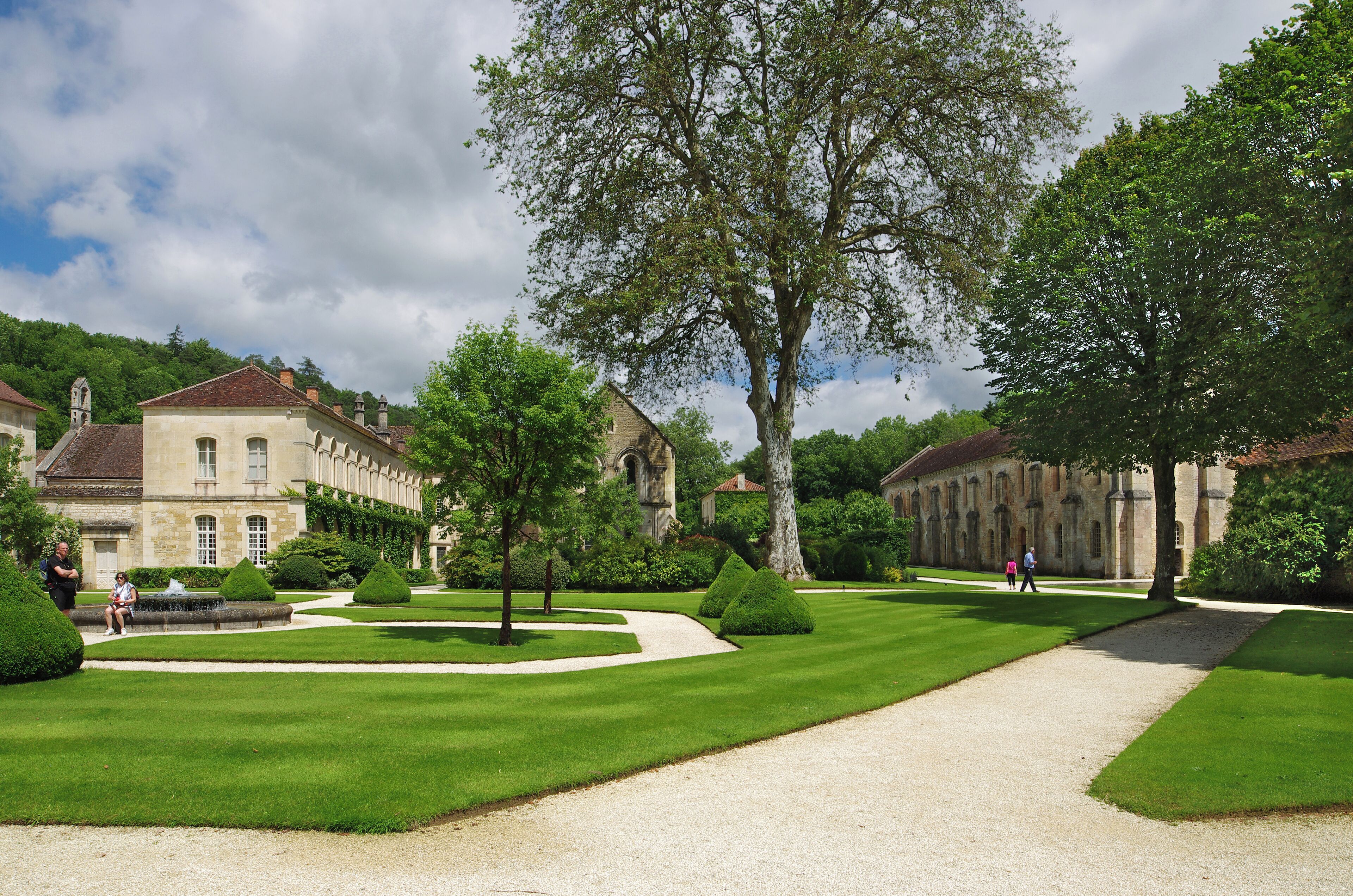 L'abbaye de Fontenay. A droite, la forge. Au milieu la prison et à gauche le réfectoire.