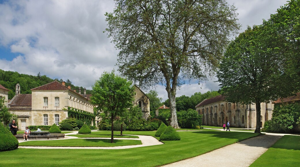 L'abbaye de Fontenay. A droite, la forge. Au milieu la prison et à gauche le réfectoire.