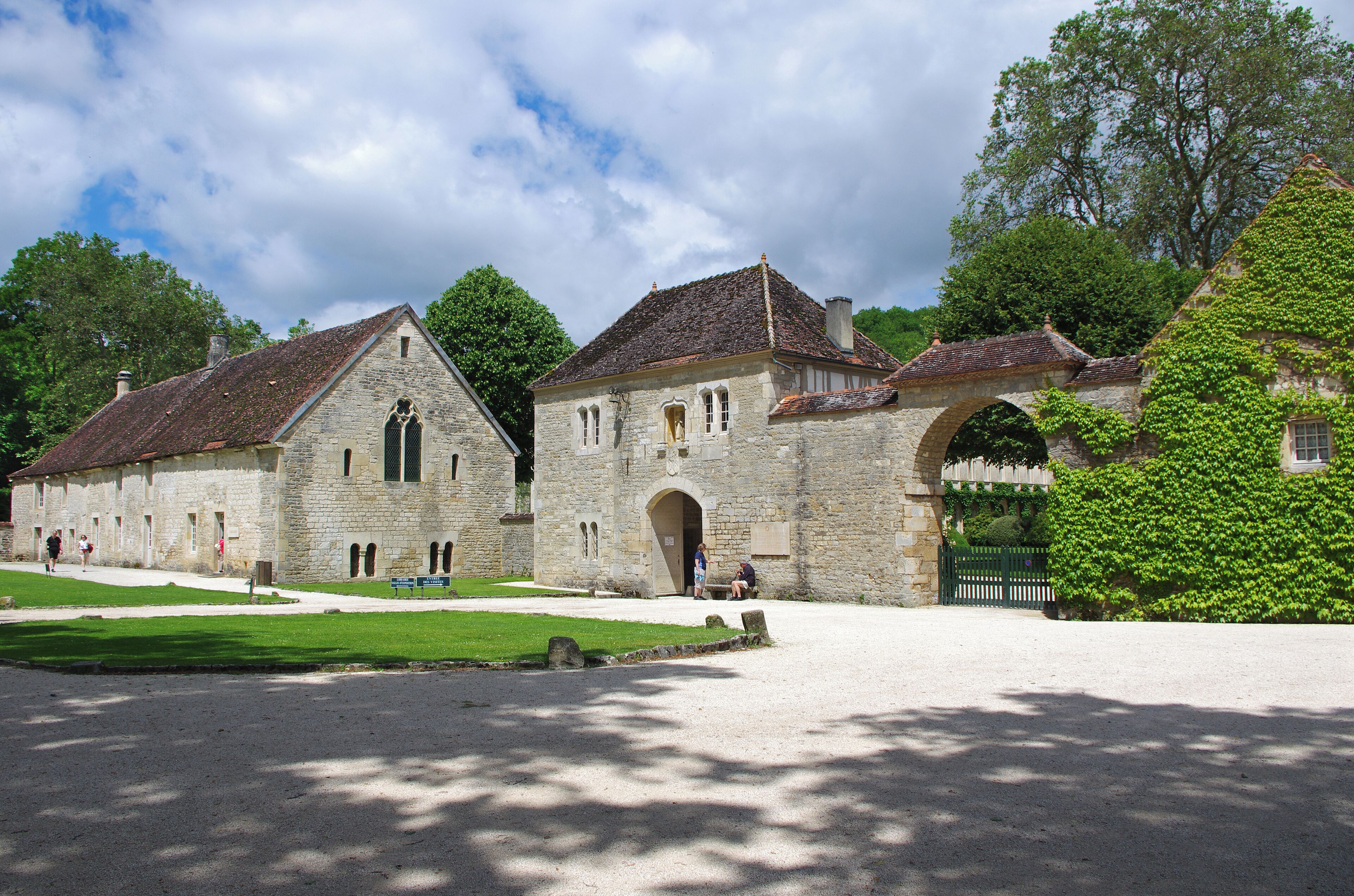 L'abbaye de Fontenay. La porterie (l'entrée de l'abbaye). La chapelle des pélerins et voyageur et à gauche, la boulangerie. Abbaye cistercienne de Fontenay Fondée en 1119 par saint Bernard, l'abbaye bourguignonne de Fontenay, à l'architecture dépouillée, avec son église, son cloître, son réfectoire, son dortoir, sa boulangerie et sa forge, illustre bien l'idéal d'autarcie des premières communautés de moines cisterciens. Cistercian Abbey of Fontenay This stark Burgundian monastery was founded by St Bernard in 1119. With its church, cloister, refectory, sleeping quarters, bakery and ironworks, it is an excellent illustration of the ideal of self-sufficiency as practised by the earliest communities of Cistercian monks. دير فونتوناي الكسترسي إنّ دير فونتوناي البرغونيّ الذي أسسه القديس برنار عام 1119 بهندسته غير المزخرفة، وكنيسته ورواقه وقاعة طعامه ودار منامته ومخبزه ومصهر الحديد الخاص به، يجسد كلّ التجسيد نموذج الاكتفاء الذاتي للمجتمعات الأولية التي شكّلها الرهبان الكسترسيون. 丰特莱的西斯特尔教团修道院 这座刻板的勃艮第修道院由圣伯纳尔(St Bernard)修建于1119年，修道院的教堂、回廊、餐厅、住宿区、面包房和钢铁厂一起，完美诠释了早期西斯特尔教团修道士自给自足的理想。 Цистерцианский монастырь Фонтене Этот внушительный бургундский монастырь был основан в 1119 г. Св. Бернаром. Все постройки монастыря - церковь, клостер, трапезная, жилые кельи, пекарня и кузница – прекрасная иллюстрация того идеального натурального хозяйства, к которому стремились ранние общины цистерцианских монахов. Abadía cisterciense de Fontenay Fundado en 1119 por San Bernardo, este monasterio borgoñón de arquitectura austera ilustra perfectamente con sus diferentes componentes –iglesia, claustro, refectorio, dormitorio, panadería y herrería– el ideal de autarquía de las primeras comunidades monásticas cistercienses. Source: UNESCO/ERI