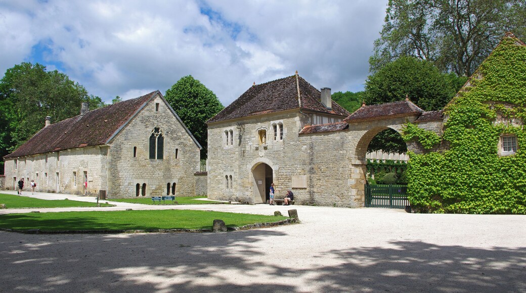 L'abbaye de Fontenay. La porterie (l'entrĂ©e de l'abbaye). La chapelle des pĂ©lerins et voyageur et Ă gauche, la boulangerie. Abbaye cistercienne de Fontenay FondĂ©e en 1119 par saint Bernard, l'abbaye bourguignonne de Fontenay, Ă l'architecture dĂ©pouillĂ©e, avec son Ă©glise, son cloĂźtre, son rĂ©fectoire, son dortoir, sa boulangerie et sa forge, illustre bien l'idĂ©al d'autarcie des premiĂšres communautĂ©s de moines cisterciens. Cistercian Abbey of Fontenay This stark Burgundian monastery was founded by St Bernard in 1119. With its church, cloister, refectory, sleeping quarters, bakery and ironworks, it is an excellent illustration of the ideal of self-sufficiency as practised by the earliest communities of Cistercian monks. ŰŻÙ۱ ÙÙÙŰȘÙÙŰ§Ù Ű§ÙÙŰłŰȘŰ±ŰłÙ Ű„ÙÙ ŰŻÙ۱ ÙÙÙŰȘÙÙŰ§Ù Ű§Ùۚ۱ŰșÙÙÙÙ Ű§ÙŰ°Ù ŰŁŰłŰłÙ Ű§ÙÙŰŻÙŰł ۚ۱Ùۧ۱ ŰčۧÙ
1119 ŰšÙÙŰŻŰłŰȘÙ ŰșÙ۱ ۧÙÙ
ŰČ۟۱ÙŰ©Ű ÙÙÙÙŰłŰȘÙ Ù۱ÙۧÙÙ ÙÙۧŰčŰ© Ű·ŰčۧÙ
Ù Ùۯۧ۱ Ù
ÙۧÙ
ŰȘÙ ÙÙ
۟ۚŰČÙ ÙÙ
Ű”Ù۱ ۧÙŰŰŻÙŰŻ ۧÙ۟ۧ۔ ŰšÙŰ Ùۏ۳ۯ ÙÙÙ Ű§ÙŰȘŰŹŰłÙŰŻ ÙÙ
Ù۰ۏ ۧÙۧÙŰȘÙۧۥ ۧÙ۰ۧŰȘÙ ÙÙÙ
ŰŹŰȘÙ
ŰčۧŰȘ ۧÙŰŁÙÙÙŰ© ۧÙŰȘÙ ŰŽÙÙÙÙۧ ۧÙ۱ÙŰšŰ§Ù Ű§ÙÙŰłŰȘ۱۳ÙÙÙ. äž°çčè±çè„żæŻçčć°æćąäżźééą èżćș§ć»æżçćèźçŹŹäżźééąç±ćŁäŒŻçșłć°(St Bernard)äżźć»șäș1119ćčŽïŒäżźééąçæć ăćć»ăé€ć
ăäœćźżćșăéąć
æżćéąéćäžè”·ïŒćźçŸèŻ éäșæ©æè„żæŻçčć°æćąäżźé棫èȘç»èȘè¶łççæłă ĐŠĐžŃŃĐ”ŃŃĐžĐ°ĐœŃĐșĐžĐč ĐŒĐŸĐœĐ°ŃŃŃŃŃ Đ€ĐŸĐœŃĐ”ĐœĐ” ĐŃĐŸŃ ĐČĐœŃŃĐžŃДлŃĐœŃĐč бŃŃĐłŃĐœĐŽŃĐșĐžĐč ĐŒĐŸĐœĐ°ŃŃŃŃŃ Đ±ŃĐ» ĐŸŃĐœĐŸĐČĐ°Đœ ĐČ 1119 Đł. ĐĄĐČ. ĐĐ”ŃĐœĐ°ŃĐŸĐŒ. ĐŃĐ” ĐżĐŸŃŃŃĐŸĐčĐșĐž ĐŒĐŸĐœĐ°ŃŃŃŃŃ - ŃĐ”ŃĐșĐŸĐČŃ, ĐșĐ»ĐŸŃŃĐ”Ń, ŃŃĐ°ĐżĐ”Đ·ĐœĐ°Ń, жОлŃĐ” ĐșДлŃĐž, пДĐșаŃĐœŃ Đž ĐșŃĐ·ĐœĐžŃа â ĐżŃĐ”ĐșŃаŃĐœĐ°Ń ĐžĐ»Đ»ŃŃŃŃаŃĐžŃ ŃĐŸĐłĐŸ ОЎДалŃĐœĐŸĐłĐŸ ĐœĐ°ŃŃŃалŃĐœĐŸĐłĐŸ Ń
ĐŸĐ·ŃĐčŃŃĐČа, Đș ĐșĐŸŃĐŸŃĐŸĐŒŃ ŃŃŃĐ”ĐŒĐžĐ»ĐžŃŃ ŃĐ°ĐœĐœĐžĐ” ĐŸĐ±ŃĐžĐœŃ ŃĐžŃŃĐ”ŃŃĐžĐ°ĐœŃĐșĐžŃ
ĐŒĐŸĐœĐ°Ń
ĐŸĐČ. AbadĂa cisterciense de Fontenay Fundado en 1119 por San Bernardo, este monasterio borgoñón de arquitectura austera ilustra perfectamente con sus diferentes componentes âiglesia, claustro, refectorio, dormitorio, panaderĂa y herrerĂaâ el ideal de autarquĂa de las primeras comunidades monĂĄsticas cistercienses. Source: UNESCO/ERI