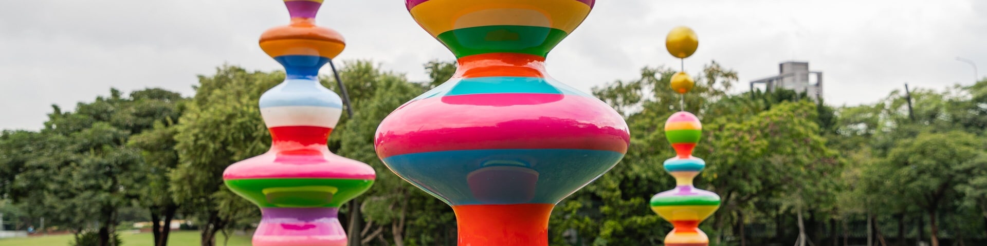 Huashan 1914 Creative Park featuring outdoor art and a garden