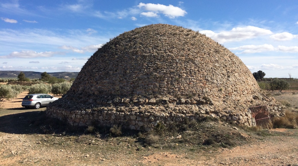 A las afueras del municipio albacetense de Alpera se encuentra esta construcciĂłn singular, que debe ser una de las mĂĄs grandes de la regiĂłn (o del paĂs) y estĂĄ bastante bien conservada