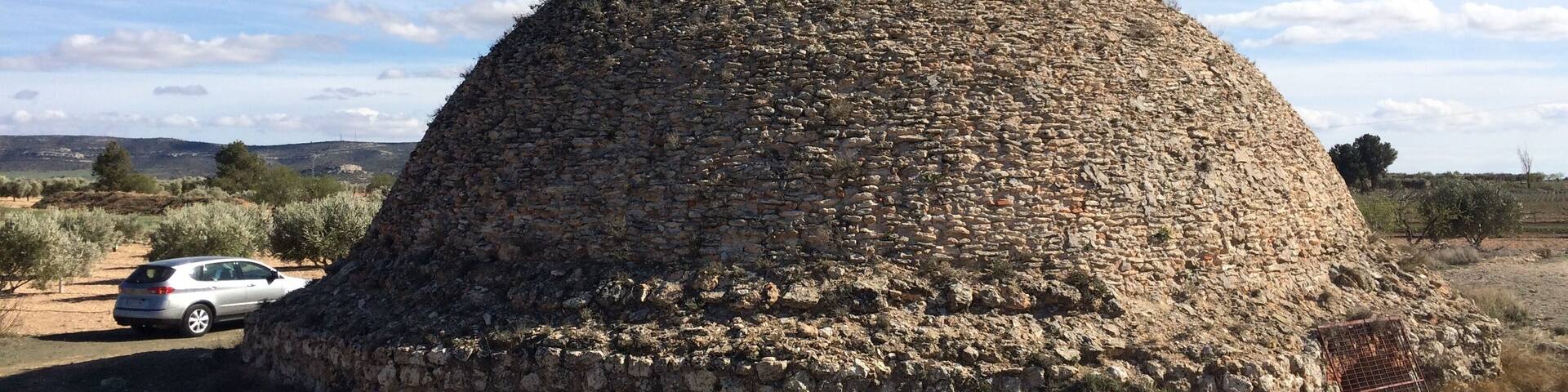 A las afueras del municipio albacetense de Alpera se encuentra esta construcciĂłn singular, que debe ser una de las mĂĄs grandes de la regiĂłn (o del paĂs) y estĂĄ bastante bien conservada