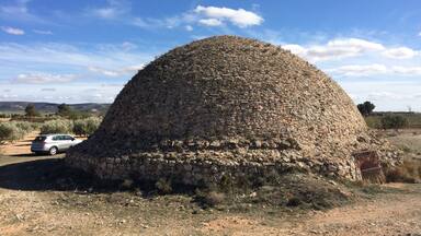 A las afueras del municipio albacetense de Alpera se encuentra esta construcciĂłn singular, que debe ser una de las mĂĄs grandes de la regiĂłn (o del paĂs) y estĂĄ bastante bien conservada