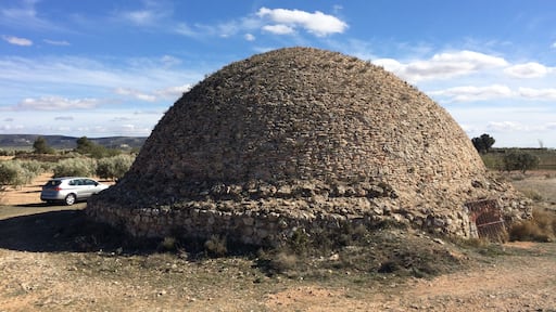 A las afueras del municipio albacetense de Alpera se encuentra esta construcciรณn singular, que debe ser una de las mรกs grandes de la regiรณn (o del paรญs) y estรก bastante bien conservada
