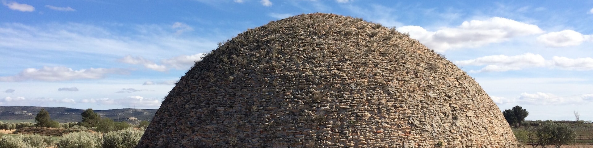 A las afueras del municipio albacetense de Alpera se encuentra esta construcción singular, que debe ser una de las más grandes de la región (o del país) y está bastante bien conservada