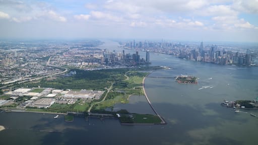 #AboveItAll #lifeatexpedia #mexicaninnyc #nyc #newyorkcity #lovetotravel #feelinginthesky #holidays #enjoyinglife #Perspectives
Flying in a doors off helicopter from New Jersey to New York. New Jersey is a peninsula, bordered on the north and east by the state of New York. It is the fourth smallest state by area but the 11th most populous. As you can see, the day was perfect and the weather let me enjoy the flight.