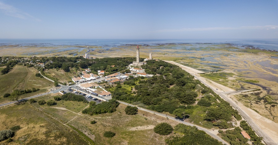 Aerial view of Baleines lighthouse at low tide