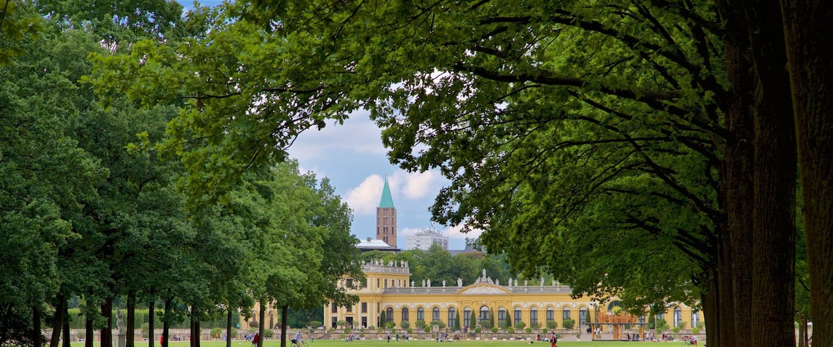 Staatspark Karlsaue mit einem Fluss oder Bach, Garten und historische Architektur