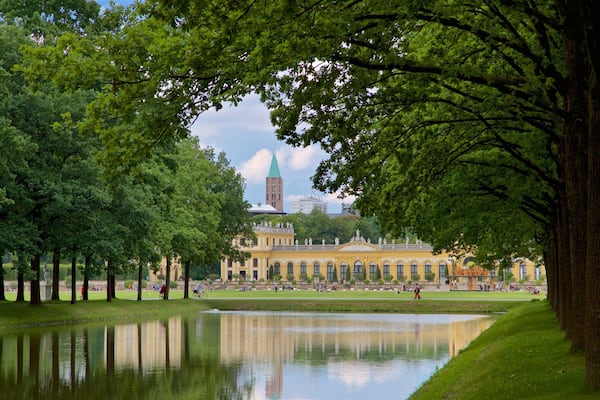Parc Karlsaue qui includes parc, patrimoine architectural et riviĂšre ou ruisseau