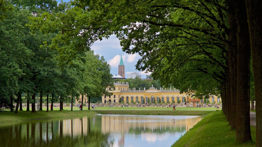 Parque Karlsaue que inclui arquitetura de patrimĂŽnio, um rio ou cĂłrrego e um jardim