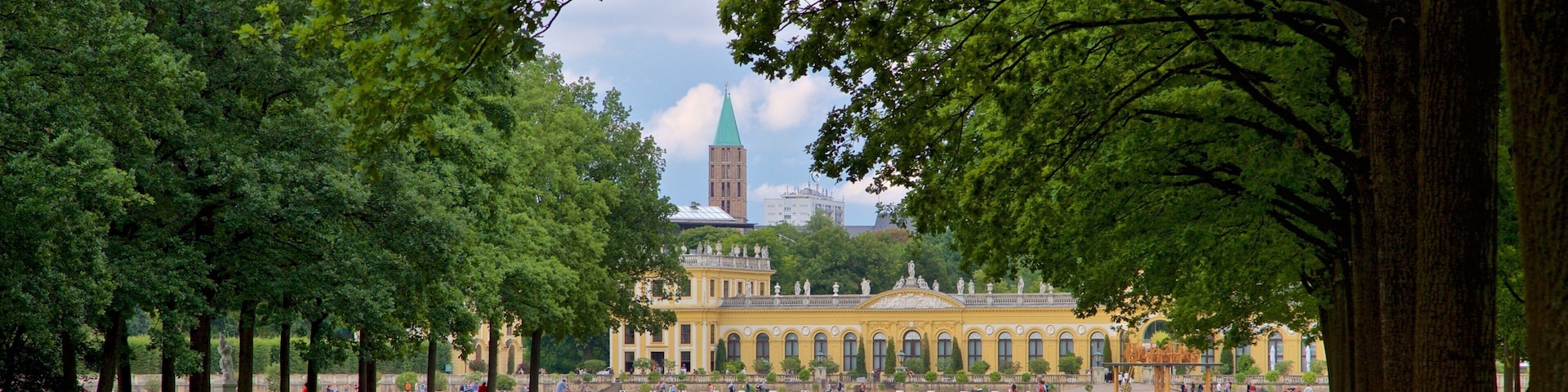 Parque Karlsaue que inclui arquitetura de patrimônio, um rio ou córrego e um jardim