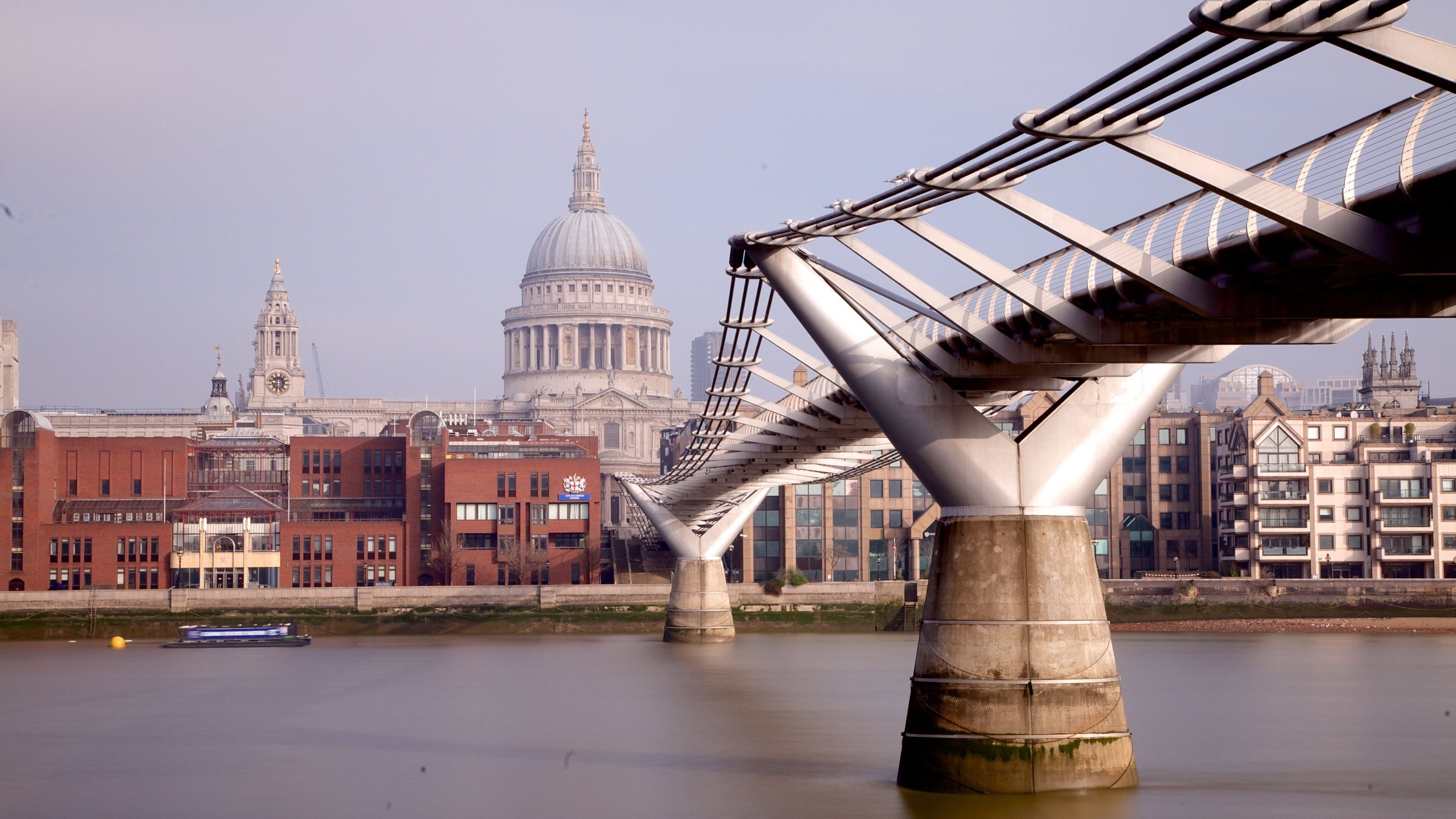 St. Paul\'s Cathedral som viser elv eller bekk og bro