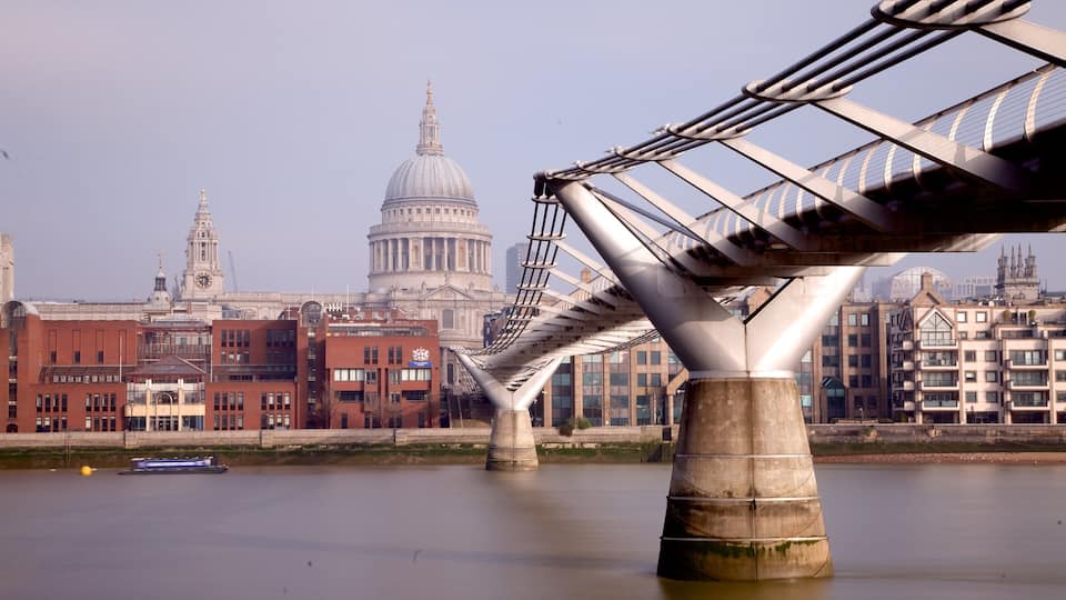 St. Paul\'s Cathedral som viser en flod eller et vandløb og en bro