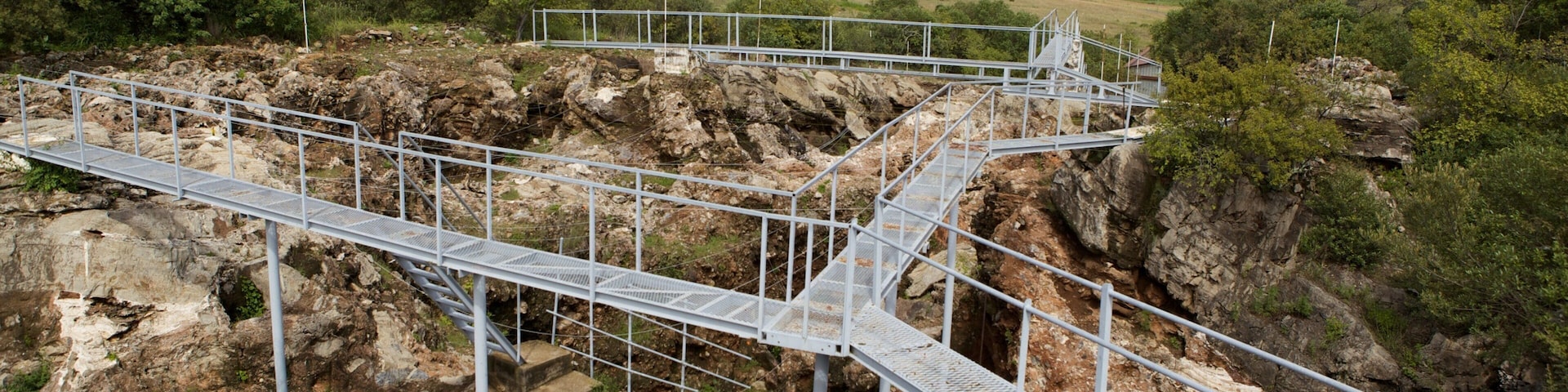 Sterkfontein Caves caracterizando uma ponte e paisagens