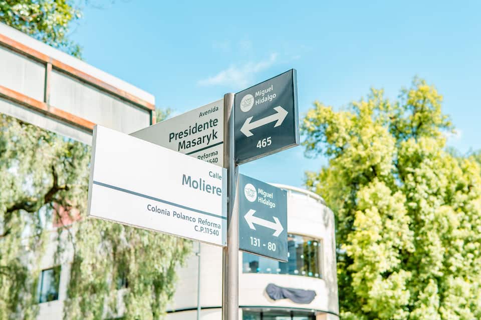 Directional signs for Avenida Presidente Masaryk, Calle Moliere, and Miguel Hidalgo.