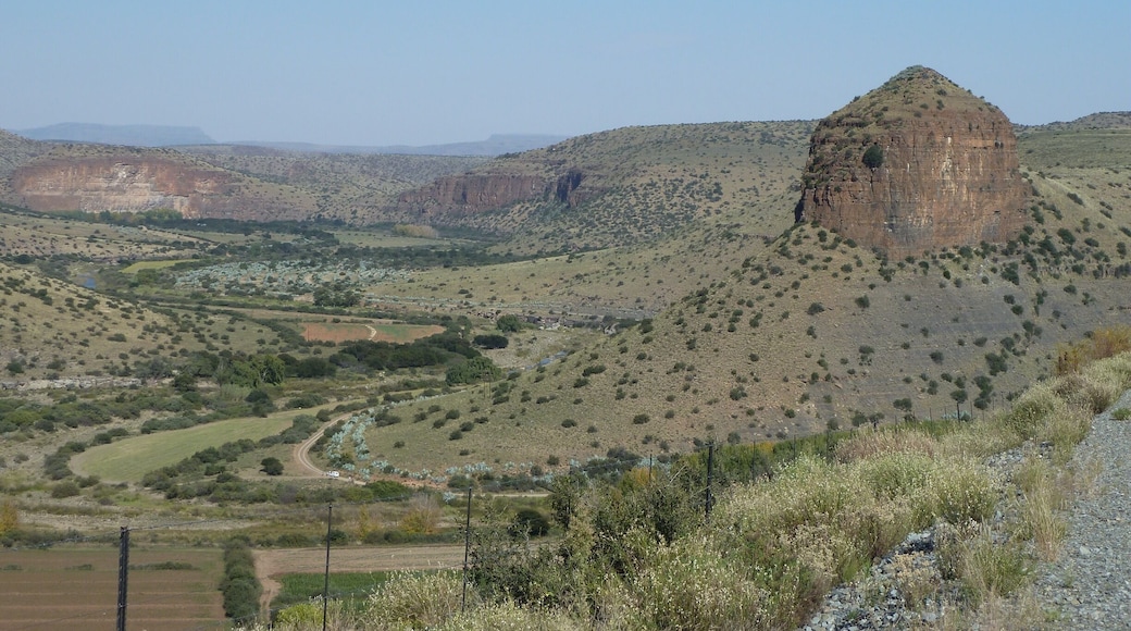 Beautiful scenery on the tarred road (off the N9) to Nieu-Bethesda. Nieu-Bethesda is famous for the Owl House, the house of artist Helen Martins.
http://www.nieu-bethesda.com/en/things-to-do-and-see/in-the-village/2-the-owlhouse.html