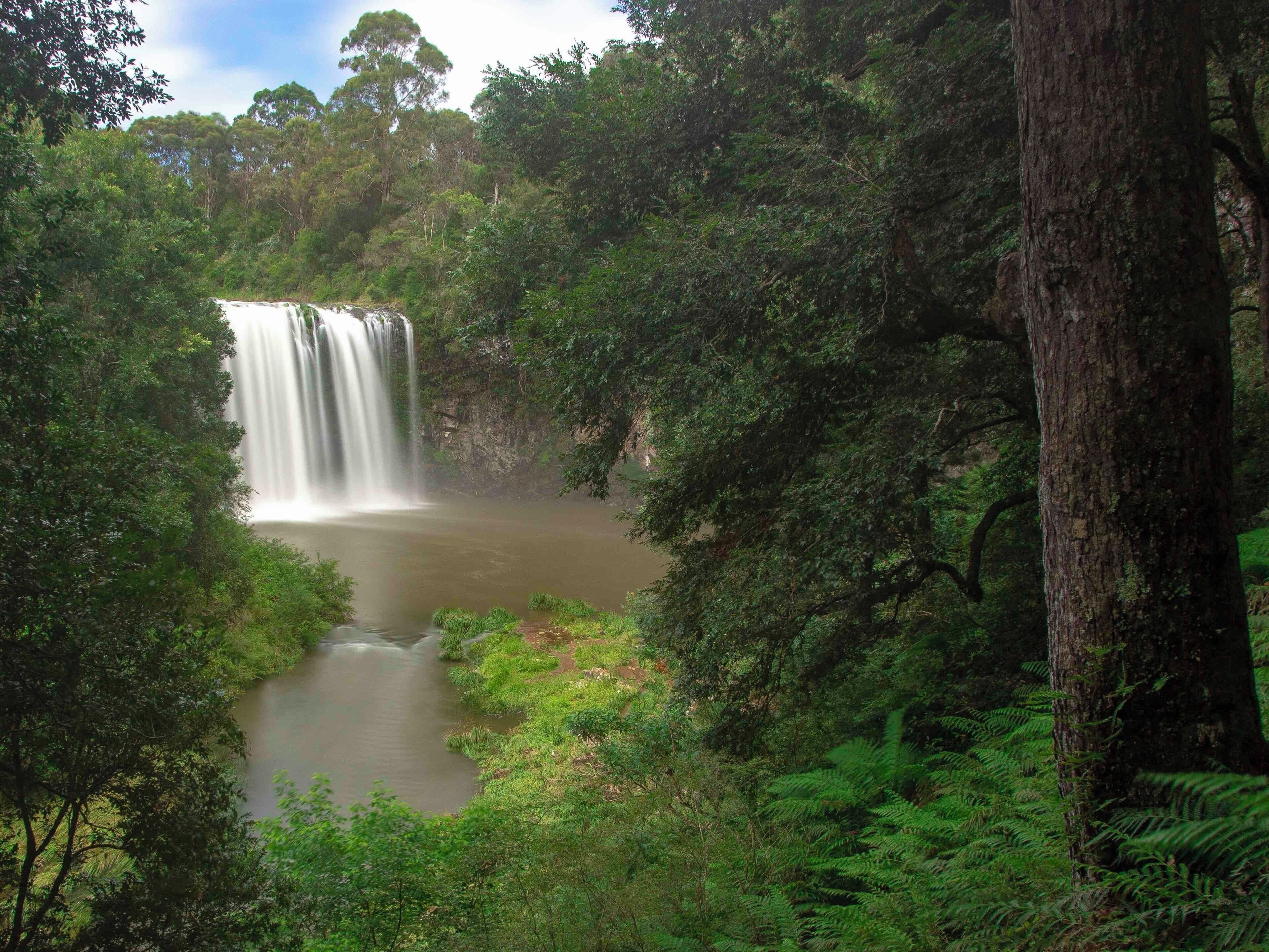 Nice waterfall easy acces. Lookout shows it from above.
