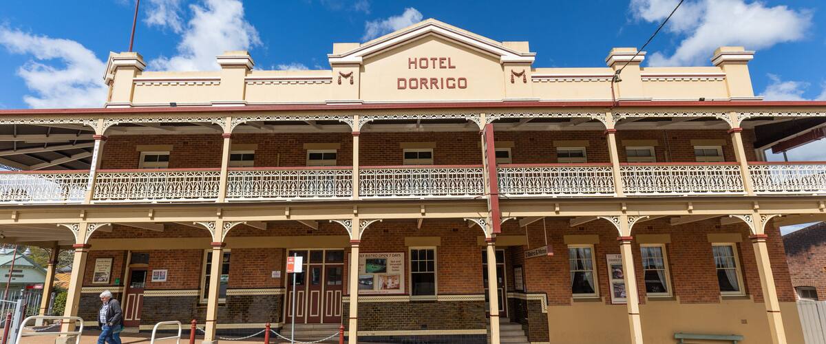 Un immeuble de deux étages doté d’un balcon et d’une enseigne indiquant « Hôtel Dorrigo ».