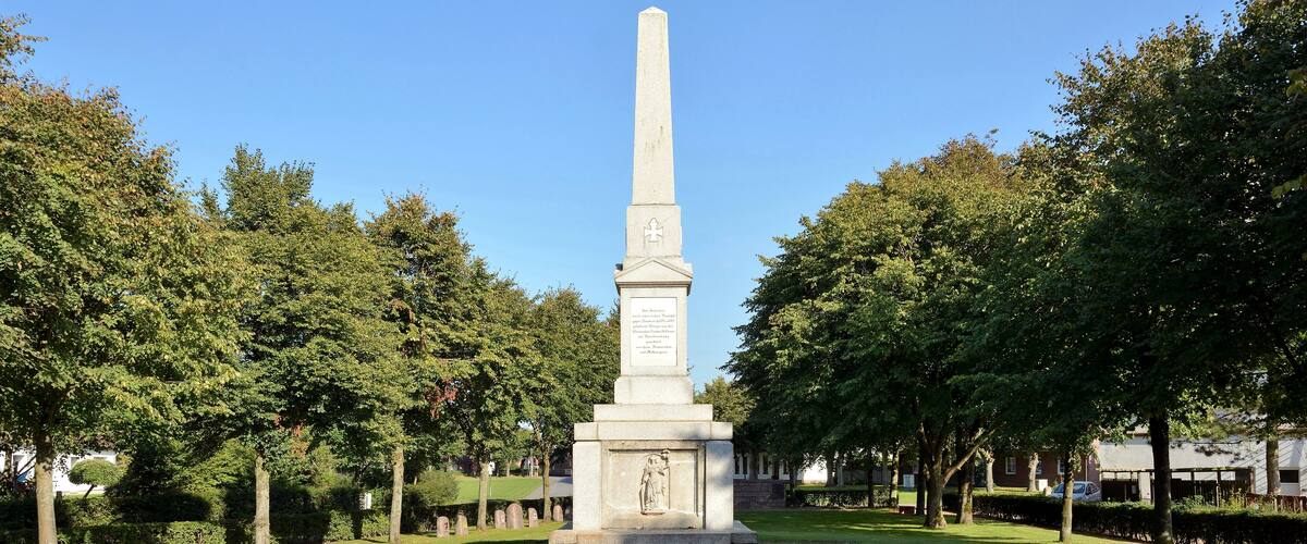 Der Denkmalsplatz am Gänsemarkt in Lunden hat Gedenkstätten für die Toten der Weltkriege, den Krieg gegen Frankreich 1870/71 und der Vertreibung nach dem Zweiten Weltkrieg.