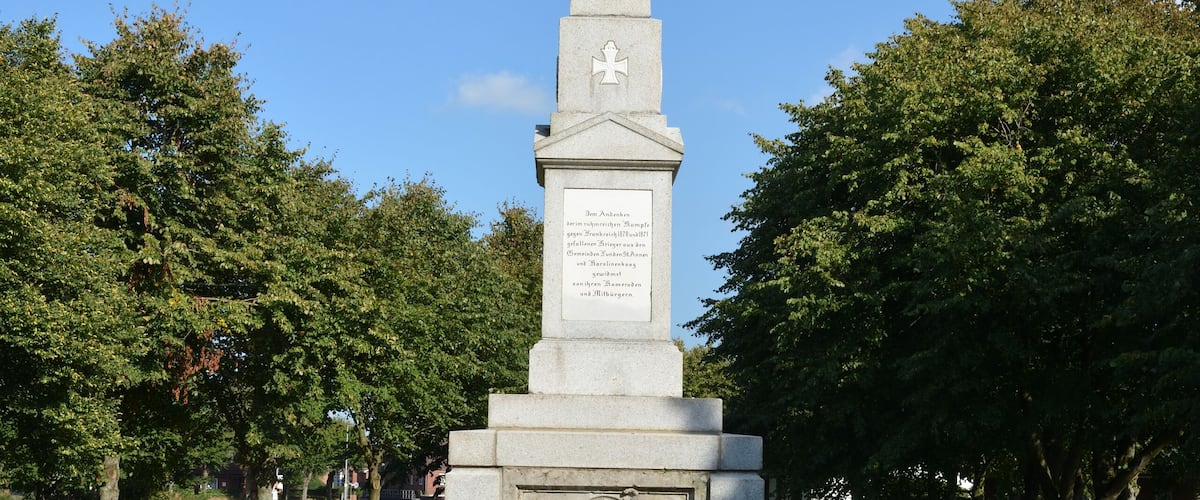 Der Denkmalsplatz am Gänsemarkt in Lunden hat Gedenkstätten für die Toten der Weltkriege, den Krieg gegen Frankreich 1870/71 und der Vertreibung nach dem Zweiten Weltkrieg.