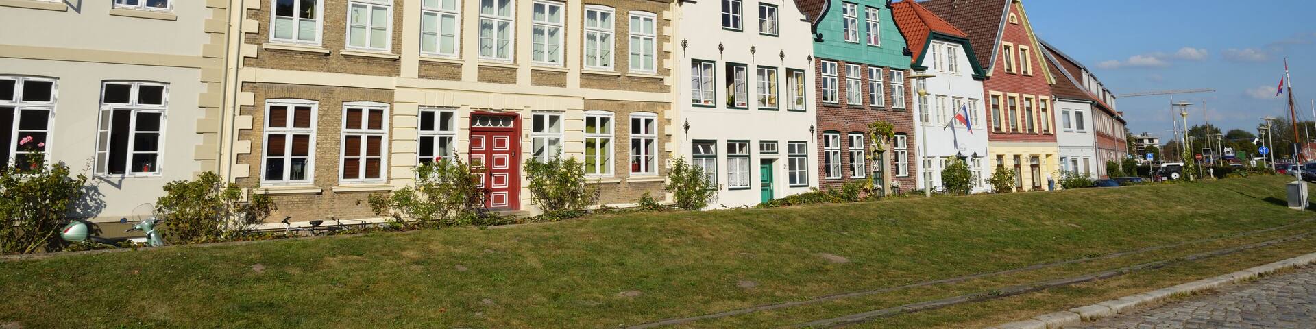 Jedes Haus an der StraĂe "Am Hafen" ist ein Kulturdenkmal. Hier ein Ăbersichtsbild.