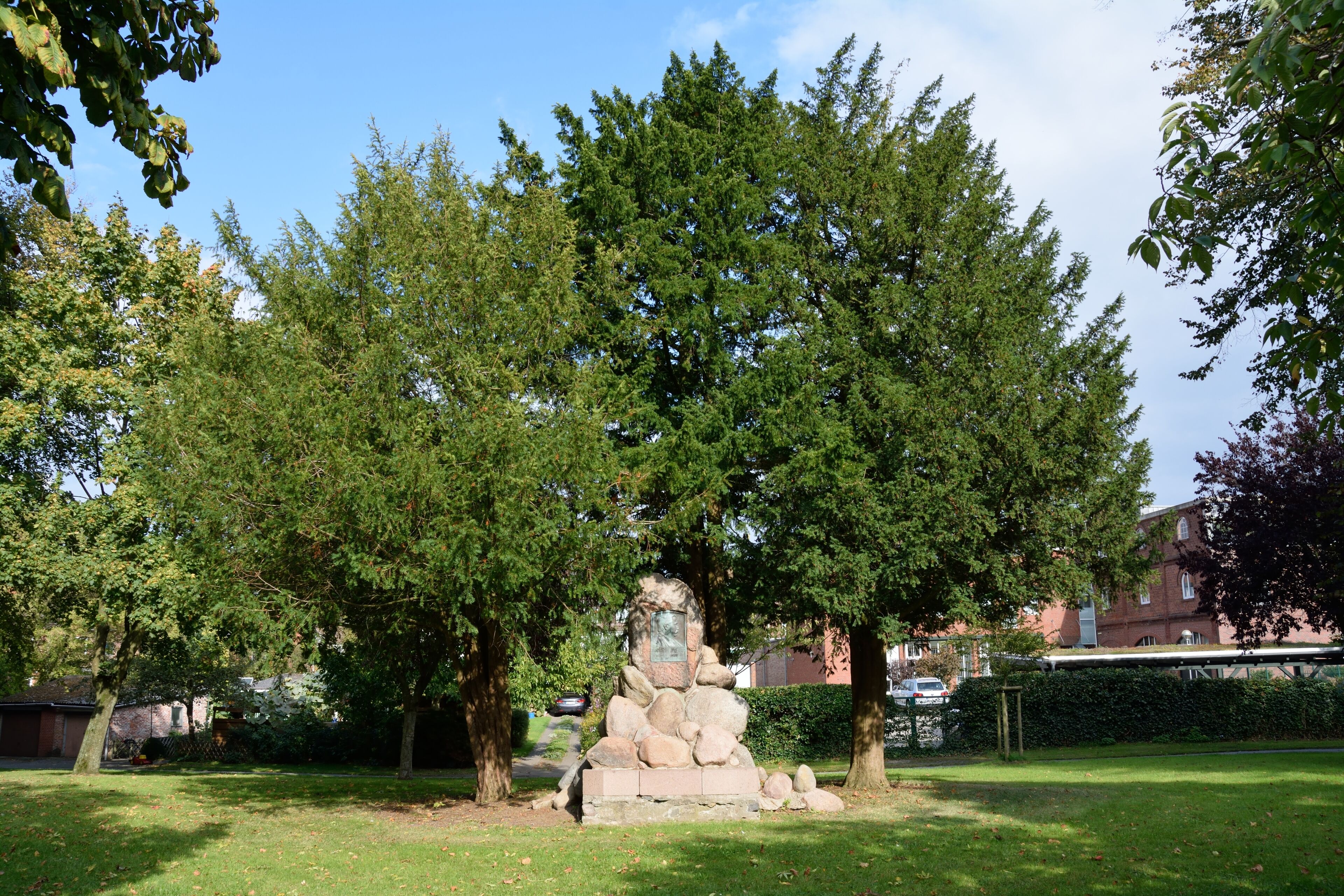Impressionen aus dem Stadtpark Wilster Denkmal für Johann Meyer