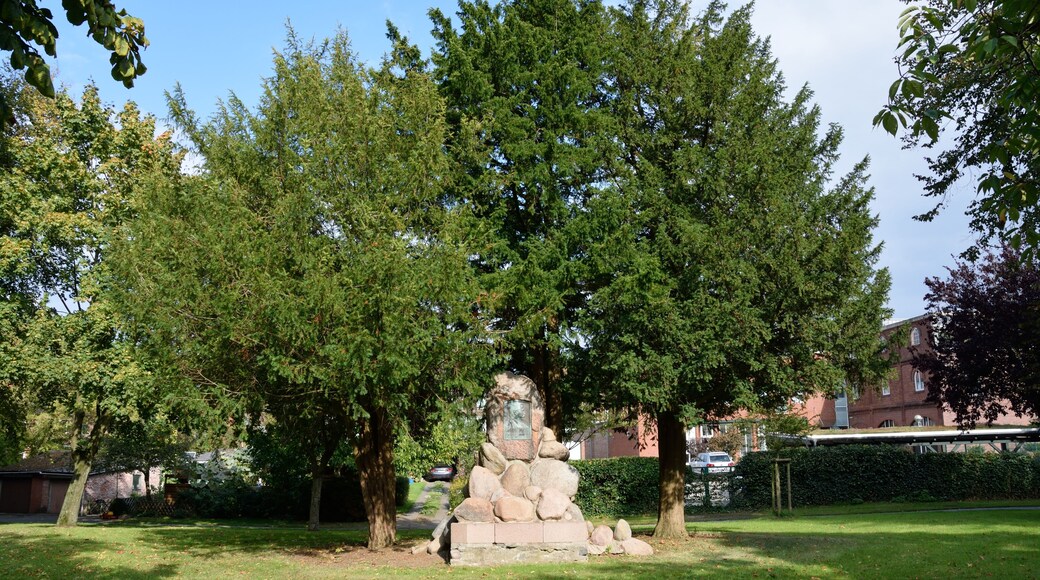 Impressionen aus dem Stadtpark Wilster Denkmal für Johann Meyer